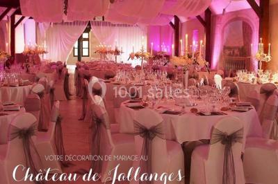 Miniature Location salle Vouvray (Indre-et-Loire) - Château de Jallanges #11 Façade d'un château illuminée par des lumières colorées rose et violette lors d'un événement nocturne.