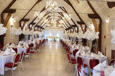 Miniature Location salle Vouvray (Indre-et-Loire) - Château de Jallanges #15 Façade d'un château illuminée par des lumières colorées rose et violette lors d'un événement nocturne.