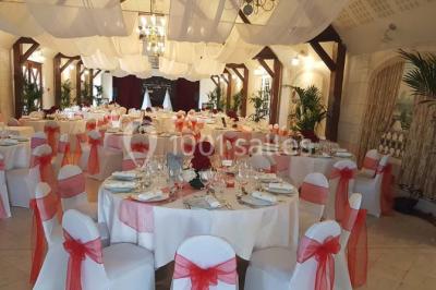 Miniature Location salle Vouvray (Indre-et-Loire) - Château de Jallanges #9 Façade d'un château illuminée par des lumières colorées rose et violette lors d'un événement nocturne.