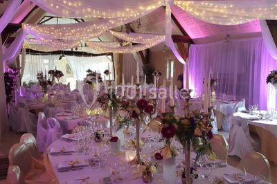 Miniature Location salle Vouvray (Indre-et-Loire) - Château de Jallanges #5 Façade d'un château illuminée par des lumières colorées rose et violette lors d'un événement nocturne.