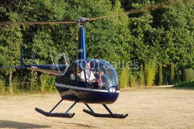 Miniature Location salle Vouvray (Indre-et-Loire) - Château de Jallanges #14 Façade d'un château illuminée par des lumières colorées rose et violette lors d'un événement nocturne.