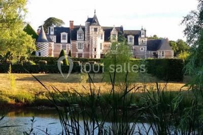 Miniature Location salle Vouvray (Indre-et-Loire) - Château de Jallanges #2 Façade d'un château illuminée par des lumières colorées rose et violette lors d'un événement nocturne.