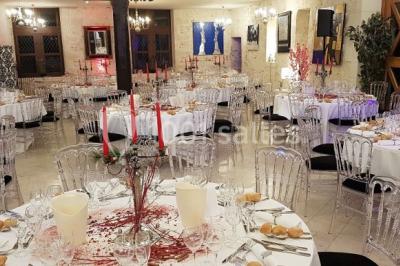 Miniature Location salle Vouvray (Indre-et-Loire) - Château de Jallanges #16 Façade d'un château illuminée par des lumières colorées rose et violette lors d'un événement nocturne.