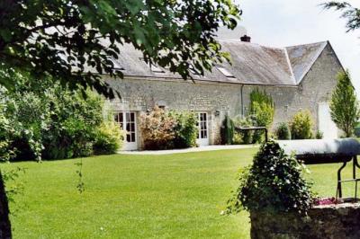 Miniature Location salle Villampuy (Eure-et-Loir) - Domaine de la Rainville #15 Salle de réception décorée avec des tables dressées, des guirlandes lumineuses et des arrangements floraux.