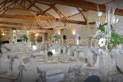 Miniature Location salle Villampuy (Eure-et-Loir) - Domaine de la Rainville #7 Salle de réception décorée avec des tables dressées, des guirlandes lumineuses et des arrangements floraux.