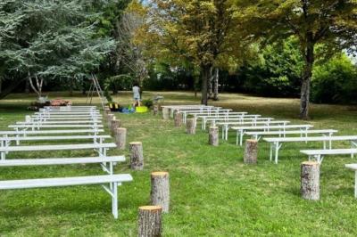Miniature Location salle Villampuy (Eure-et-Loir) - Domaine de la Rainville #13 Salle de réception décorée avec des tables dressées, des guirlandes lumineuses et des arrangements floraux.