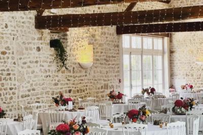 Miniature Location salle Villampuy (Eure-et-Loir) - Domaine de la Rainville #16 Salle de réception décorée avec des tables dressées, des guirlandes lumineuses et des arrangements floraux.