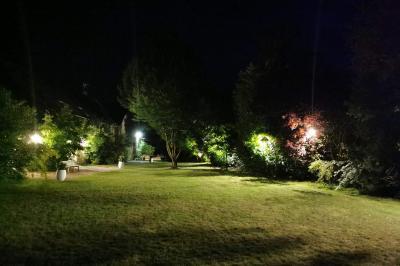 Miniature Location salle Villampuy (Eure-et-Loir) - Domaine de la Rainville #24 Salle de réception décorée avec des tables dressées, des guirlandes lumineuses et des arrangements floraux.