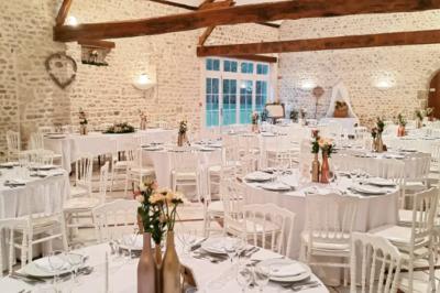 Miniature Location salle Villampuy (Eure-et-Loir) - Domaine de la Rainville #39 Salle de réception décorée avec des tables dressées, des guirlandes lumineuses et des arrangements floraux.