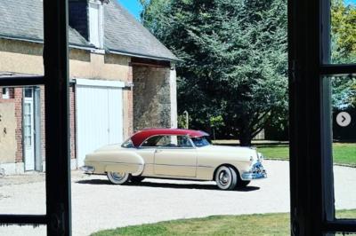 Miniature Location salle Villampuy (Eure-et-Loir) - Domaine de la Rainville #42 Salle de réception décorée avec des tables dressées, des guirlandes lumineuses et des arrangements floraux.