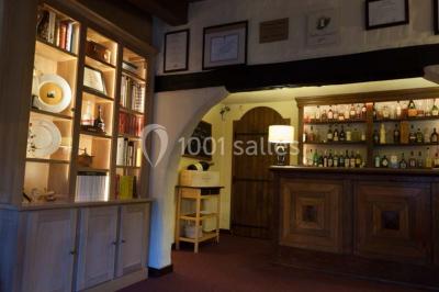 Miniature Location salle Voisins-le-Bretonneux (Yvelines) - La Ferme de Voisins #2 Table dressée avec des verres, couverts et serviettes, entourée de chaises colorées dans une salle lumineuse avec…