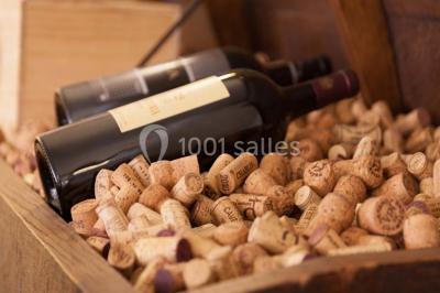 Miniature Location salle Voisins-le-Bretonneux (Yvelines) - La Ferme de Voisins #6 Table dressée avec des verres, couverts et serviettes, entourée de chaises colorées dans une salle lumineuse avec…