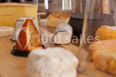Miniature Location salle Voisins-le-Bretonneux (Yvelines) - La Ferme de Voisins #30 Table dressée avec des verres, couverts et serviettes, entourée de chaises colorées dans une salle lumineuse avec…