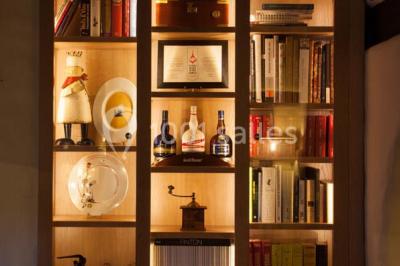 Miniature Location salle Voisins-le-Bretonneux (Yvelines) - La Ferme de Voisins #3 Table dressée avec des verres, couverts et serviettes, entourée de chaises colorées dans une salle lumineuse avec…