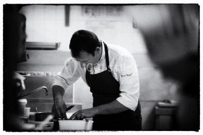 Miniature Location salle Voisins-le-Bretonneux (Yvelines) - La Ferme de Voisins #5 Table dressée avec des verres, couverts et serviettes, entourée de chaises colorées dans une salle lumineuse avec…