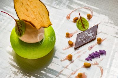 Miniature Location salle Voisins-le-Bretonneux (Yvelines) - La Ferme de Voisins #31 Table dressée avec des verres, couverts et serviettes, entourée de chaises colorées dans une salle lumineuse avec…