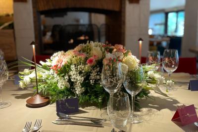 Miniature Location salle Voisins-le-Bretonneux (Yvelines) - La Ferme de Voisins #7 Table dressée avec des verres, couverts et serviettes, entourée de chaises colorées dans une salle lumineuse avec…