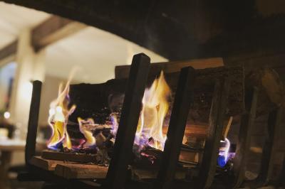 Miniature Location salle Voisins-le-Bretonneux (Yvelines) - La Ferme de Voisins #11 Table dressée avec des verres, couverts et serviettes, entourée de chaises colorées dans une salle lumineuse avec…