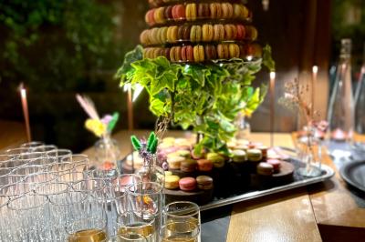 Miniature Location salle Voisins-le-Bretonneux (Yvelines) - La Ferme de Voisins #14 Table dressée avec des verres, couverts et serviettes, entourée de chaises colorées dans une salle lumineuse avec…