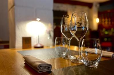 Miniature Location salle Voisins-le-Bretonneux (Yvelines) - La Ferme de Voisins #15 Table dressée avec des verres, couverts et serviettes, entourée de chaises colorées dans une salle lumineuse avec…