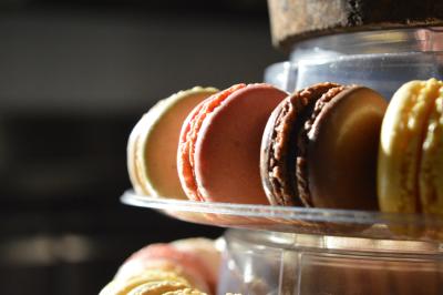 Miniature Location salle Voisins-le-Bretonneux (Yvelines) - La Ferme de Voisins #24 Table dressée avec des verres, couverts et serviettes, entourée de chaises colorées dans une salle lumineuse avec…