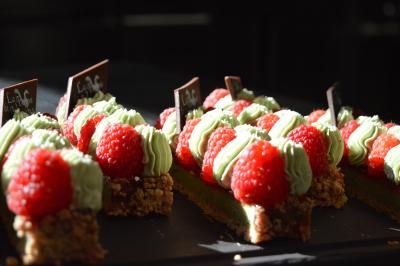 Miniature Location salle Voisins-le-Bretonneux (Yvelines) - La Ferme de Voisins #28 Table dressée avec des verres, couverts et serviettes, entourée de chaises colorées dans une salle lumineuse avec…