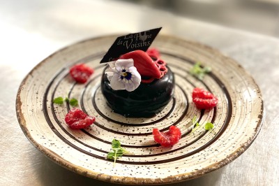 Miniature Location salle Voisins-le-Bretonneux (Yvelines) - La Ferme de Voisins #32 Table dressée avec des verres, couverts et serviettes, entourée de chaises colorées dans une salle lumineuse avec…