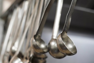 Miniature Location salle Voisins-le-Bretonneux (Yvelines) - La Ferme de Voisins #38 Table dressée avec des verres, couverts et serviettes, entourée de chaises colorées dans une salle lumineuse avec…
