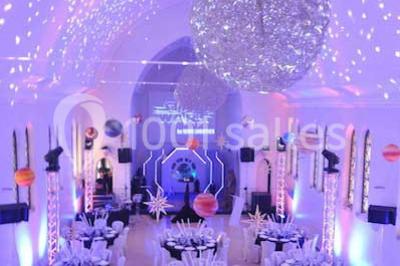 Miniature Location salle Tournai (Hainaut) - Domaine Domremy #2 Salle de réception lumineuse avec bar central circulaire, tables hautes et éclairage coloré.