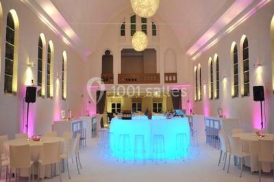 Miniature Location salle Tournai (Hainaut) - Domaine Domremy #4 Salle de réception lumineuse avec bar central circulaire, tables hautes et éclairage coloré.