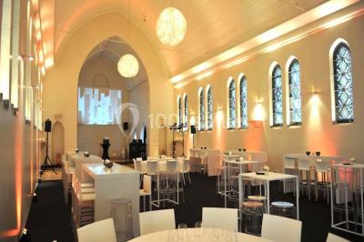 Miniature Location salle Tournai (Hainaut) - Domaine Domremy #5 Salle de réception lumineuse avec bar central circulaire, tables hautes et éclairage coloré.