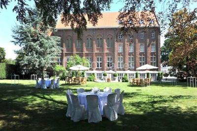 Miniature Location salle Tournai (Hainaut) - Domaine Domremy #6 Salle de réception lumineuse avec bar central circulaire, tables hautes et éclairage coloré.