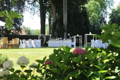 Miniature Location salle Tournai (Hainaut) - Domaine Domremy #7 Salle de réception lumineuse avec bar central circulaire, tables hautes et éclairage coloré.