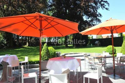 Miniature Location salle Tournai (Hainaut) - Domaine Domremy #8 Salle de réception lumineuse avec bar central circulaire, tables hautes et éclairage coloré.