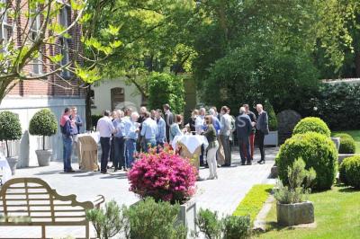 Miniature Location salle Tournai (Hainaut) - Domaine Domremy #9 Salle de réception lumineuse avec bar central circulaire, tables hautes et éclairage coloré.