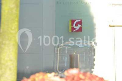 Miniature Location salle Tournai (Hainaut) - Domaine Domremy #12 Salle de réception lumineuse avec bar central circulaire, tables hautes et éclairage coloré.