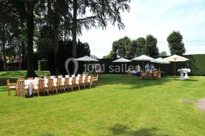 Miniature Location salle Tournai (Hainaut) - Domaine Domremy #10 Salle de réception lumineuse avec bar central circulaire, tables hautes et éclairage coloré.