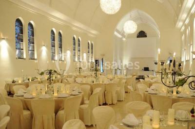 Miniature Location salle Tournai (Hainaut) - Domaine Domremy #13 Salle de réception lumineuse avec bar central circulaire, tables hautes et éclairage coloré.