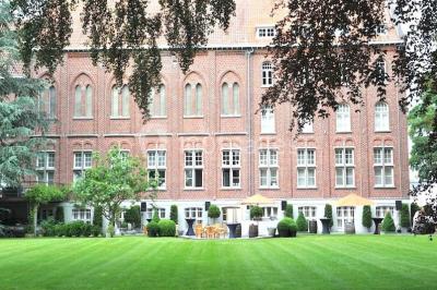 Miniature Location salle Tournai (Hainaut) - Domaine Domremy #11 Salle de réception lumineuse avec bar central circulaire, tables hautes et éclairage coloré.