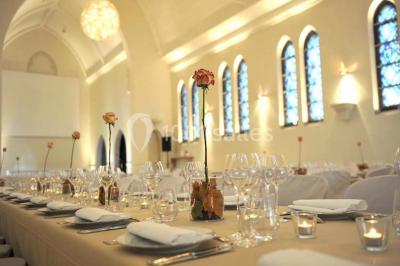 Miniature Location salle Tournai (Hainaut) - Domaine Domremy #14 Salle de réception lumineuse avec bar central circulaire, tables hautes et éclairage coloré.