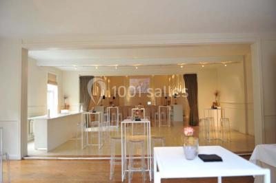 Miniature Location salle Tournai (Hainaut) - Domaine Domremy #16 Salle de réception lumineuse avec bar central circulaire, tables hautes et éclairage coloré.