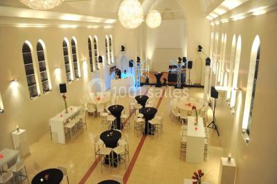 Miniature Location salle Tournai (Hainaut) - Domaine Domremy #15 Salle de réception lumineuse avec bar central circulaire, tables hautes et éclairage coloré.