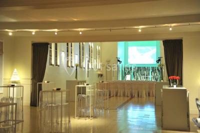 Miniature Location salle Tournai (Hainaut) - Domaine Domremy #17 Salle de réception lumineuse avec bar central circulaire, tables hautes et éclairage coloré.