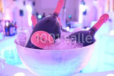 Miniature Location salle Tournai (Hainaut) - Domaine Domremy #18 Salle de réception lumineuse avec bar central circulaire, tables hautes et éclairage coloré.