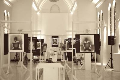 Miniature Location salle Tournai (Hainaut) - Domaine Domremy #19 Salle de réception lumineuse avec bar central circulaire, tables hautes et éclairage coloré.