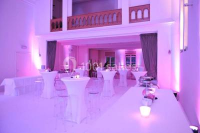 Miniature Location salle Tournai (Hainaut) - Domaine Domremy #20 Salle de réception lumineuse avec bar central circulaire, tables hautes et éclairage coloré.