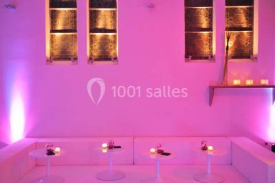 Miniature Location salle Tournai (Hainaut) - Domaine Domremy #22 Salle de réception lumineuse avec bar central circulaire, tables hautes et éclairage coloré.