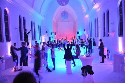 Miniature Location salle Tournai (Hainaut) - Domaine Domremy #23 Salle de réception lumineuse avec bar central circulaire, tables hautes et éclairage coloré.