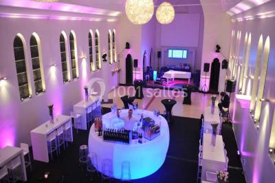 Miniature Location salle Tournai (Hainaut) - Domaine Domremy #24 Salle de réception lumineuse avec bar central circulaire, tables hautes et éclairage coloré.