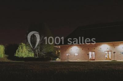 Miniature Location salle Brunehaut (Hainaut) - Le Clos de la Conciergerie #2 Table élégamment dressée avec nappes blanches, vaisselle raffinée, bougies allumées et décoration florale.